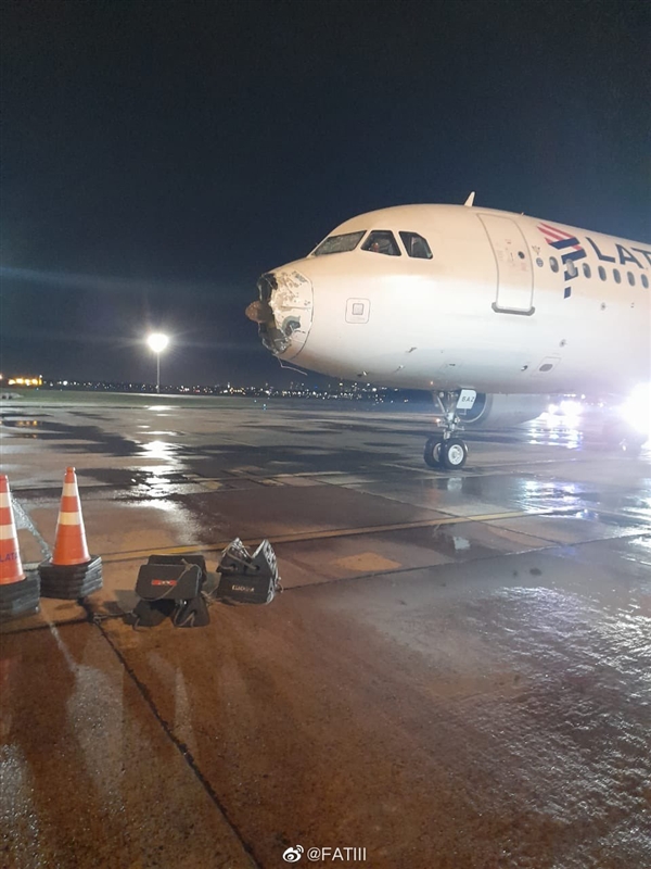 巴拉圭一客机遭遇强风暴：冰雹击碎机头成功紧急迫降