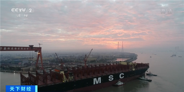 海上“带货王”！全球最大集装箱船在江苏出坞：可堆22层楼高