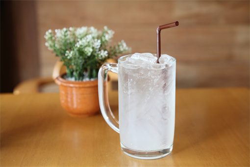 苏打水能调节身体酸碱平衡？苏打水对人体有什么影响？