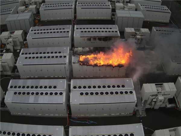 特斯拉澳洲储能电池项目再发生火灾：消防监督下燃烧殆尽