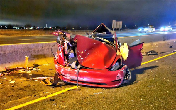 特斯拉高速撞护栏车身被撕碎：驾驶员奇迹幸存