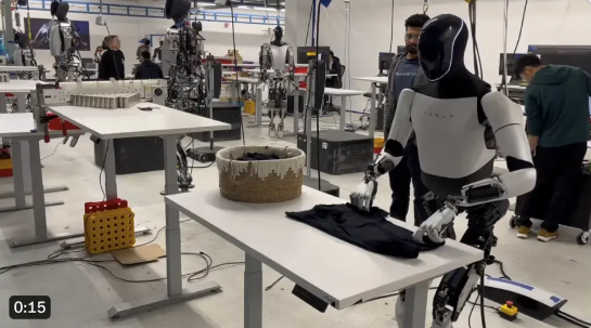 马斯克承认特斯拉机器人视频造假：目前不能自主叠衬衫