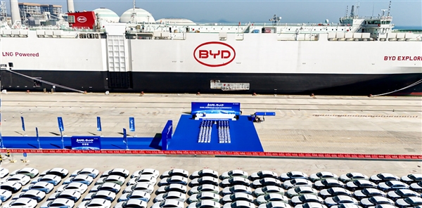 比亚迪第一条汽车滚装船首航成功：199.9米长、7000个标准车位