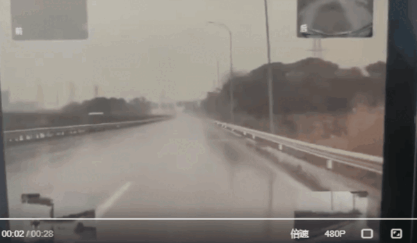 雨天路滑 特斯拉高速失控撞车！记录仪视频公布惊险一刻